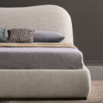 lüks karyola, döşemeli karyola, kavisli başlıklı karyola, modern karyola tasarımı, özel üretim karyola, luxury bed design, contemporary bedroom furniture, premium upholstered bed, sculptural bed frame, modern luxury karyola, designer bed, quiet luxury bedroom, organik formlu karyola, mimari yatak odası mobilyası, luxury master bedroom bed