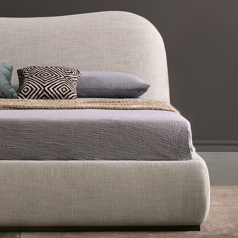 lüks karyola, döşemeli karyola, kavisli başlıklı karyola, modern karyola tasarımı, özel üretim karyola, luxury bed design, contemporary bedroom furniture, premium upholstered bed, sculptural bed frame, modern luxury karyola, designer bed, quiet luxury bedroom, organik formlu karyola, mimari yatak odası mobilyası, luxury master bedroom bed