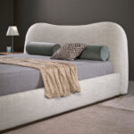 lüks karyola, döşemeli karyola, kavisli başlıklı karyola, modern karyola tasarımı, özel üretim karyola, luxury bed design, contemporary bedroom furniture, premium upholstered bed, sculptural bed frame, modern luxury karyola, designer bed, quiet luxury bedroom, organik formlu karyola, mimari yatak odası mobilyası, luxury master bedroom bed