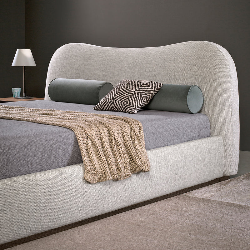 lüks karyola, döşemeli karyola, kavisli başlıklı karyola, modern karyola tasarımı, özel üretim karyola, luxury bed design, contemporary bedroom furniture, premium upholstered bed, sculptural bed frame, modern luxury karyola, designer bed, quiet luxury bedroom, organik formlu karyola, mimari yatak odası mobilyası, luxury master bedroom bed