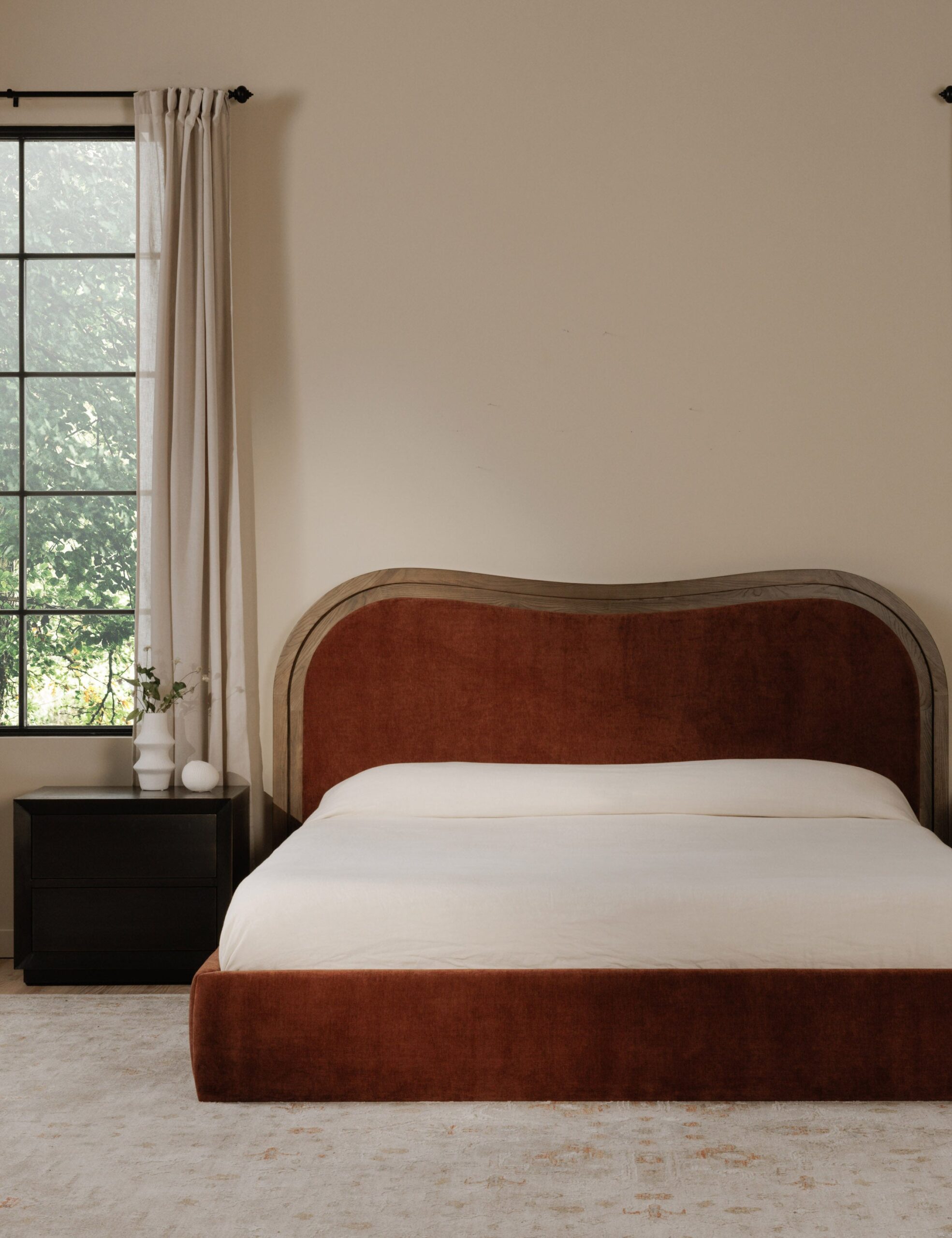 meşe çerçeveli karyola, özel üretim yatak, döşemeli başlıklı karyola, modern luxury bedroom furniture, ısmarlama ahşap detaylı karyola