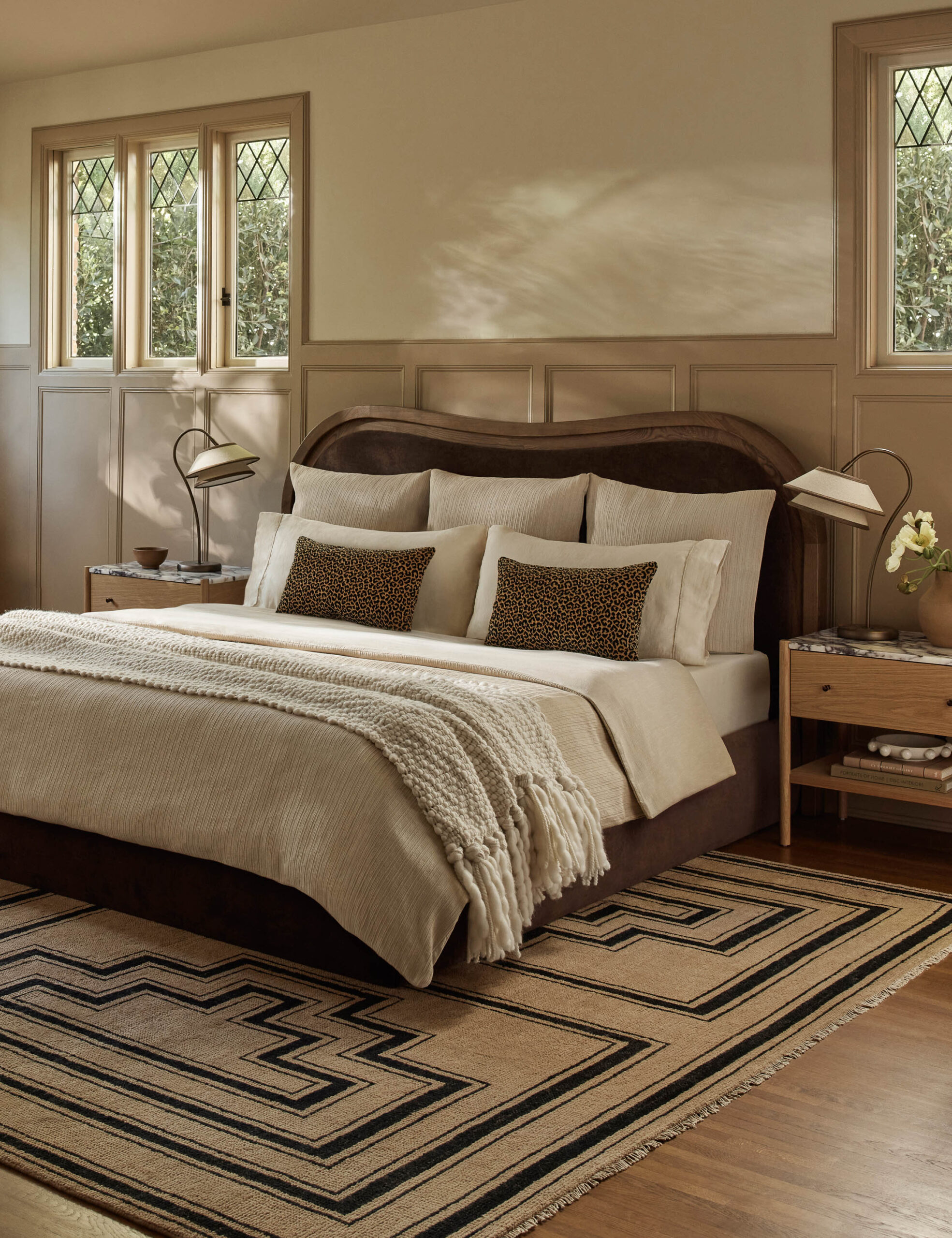 meşe çerçeveli karyola, özel üretim yatak, döşemeli başlıklı karyola, modern luxury bedroom furniture, ısmarlama ahşap detaylı karyola