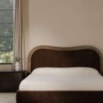 meşe çerçeveli karyola, özel üretim yatak, döşemeli başlıklı karyola, modern luxury bedroom furniture, ısmarlama ahşap detaylı karyola