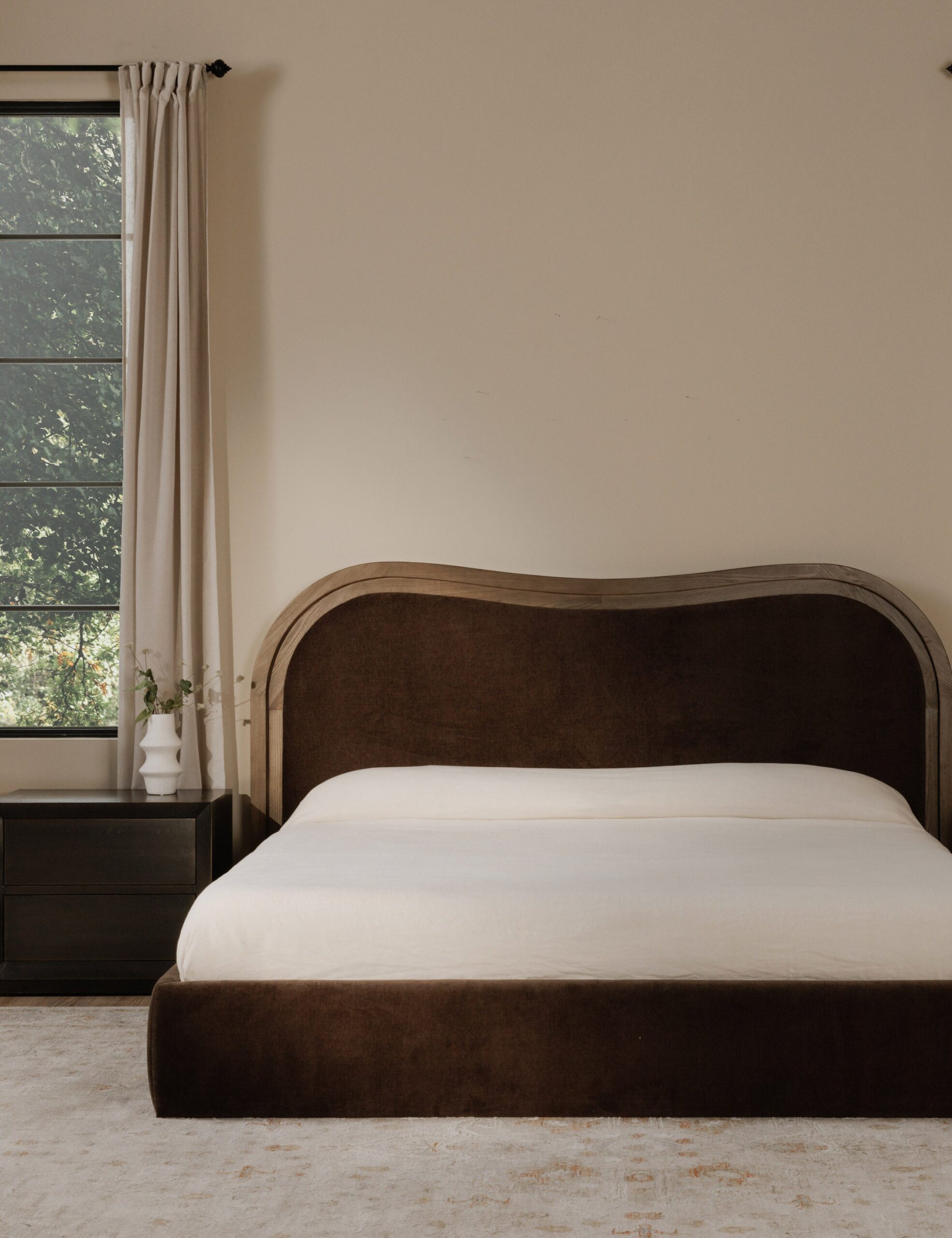meşe çerçeveli karyola, özel üretim yatak, döşemeli başlıklı karyola, modern luxury bedroom furniture, ısmarlama ahşap detaylı karyola