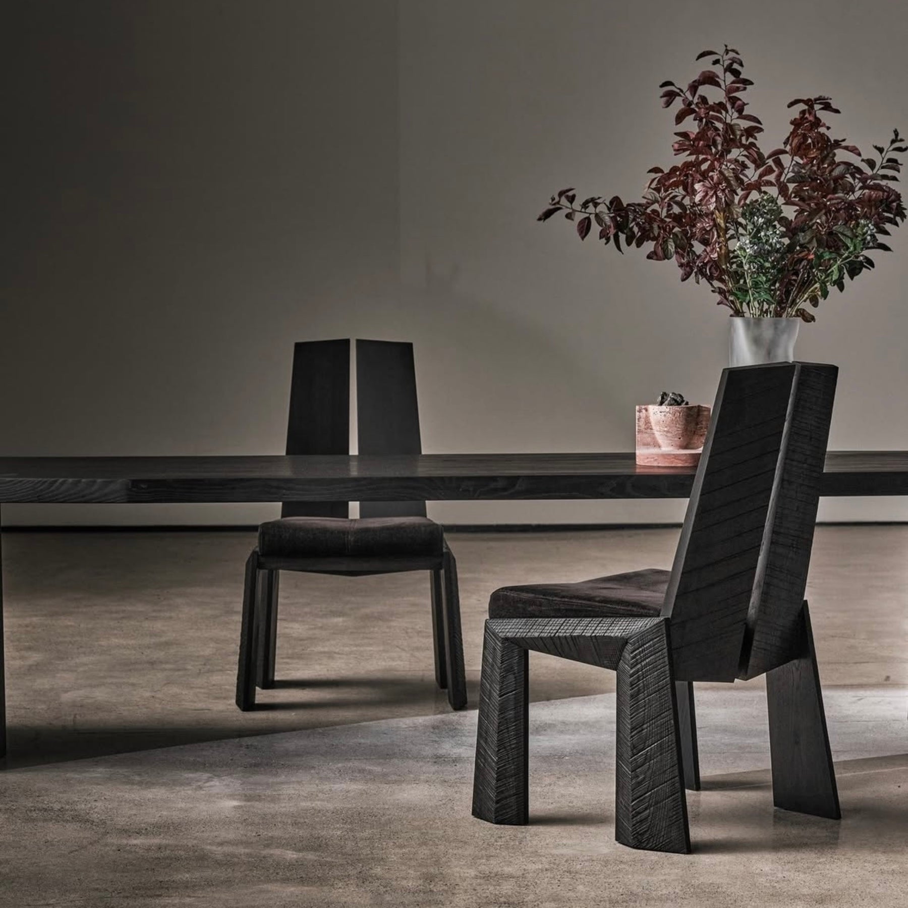 geometrik ahsap sandalye, brutalist dining chair, ozel uretim modern sandalye, black oak contemporary chair, sculptural collectible dining chair