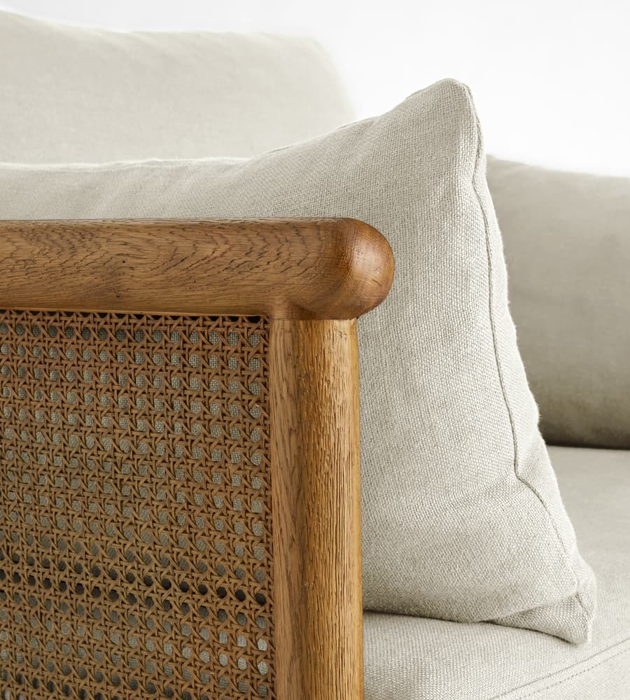 hasır detaylı koltuk, rattan koltuk, masif meşe koltuk, luxury lounge chair, modern Mediterranean koltuk, artisan furniture koltuk, doğal ahşap koltuk, özel üretim koltuk, coastal luxury chair, hasır detaylı tekli koltuk, contemporary lounge chair, premium koltuk modeli, luxury accent chair, designer koltuk, ahşap iskeletli koltuk