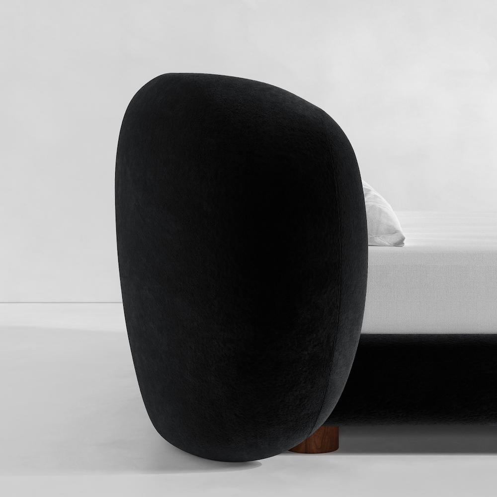 lüks karyola, modern karyola, organik formlu karyola, döşemeli karyola, sculptural bed, luxury bed design, contemporary bedroom furniture, özel üretim karyola, designer bed, modern luxury bedroom, premium karyola modeli, heykelsi karyola tasarımı, quiet luxury bedroom, contemporary luxury bed, mimari yatak odası mobilyası