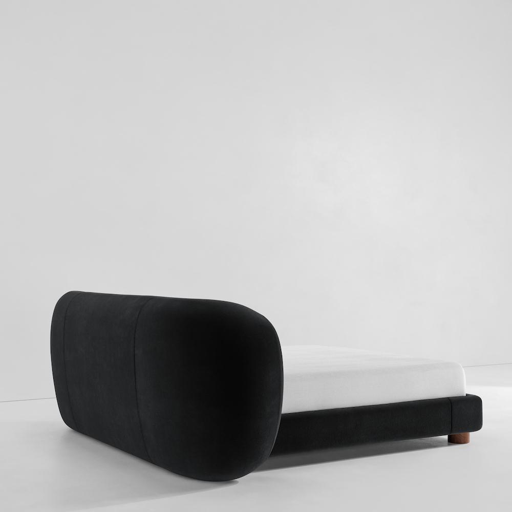 lüks karyola, modern karyola, organik formlu karyola, döşemeli karyola, sculptural bed, luxury bed design, contemporary bedroom furniture, özel üretim karyola, designer bed, modern luxury bedroom, premium karyola modeli, heykelsi karyola tasarımı, quiet luxury bedroom, contemporary luxury bed, mimari yatak odası mobilyası