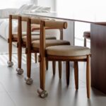 heykelsi dining chair, boucle modern sandalye, özel üretim ahşap sandalye, contemporary collectible chair, masif ahşap designer chair